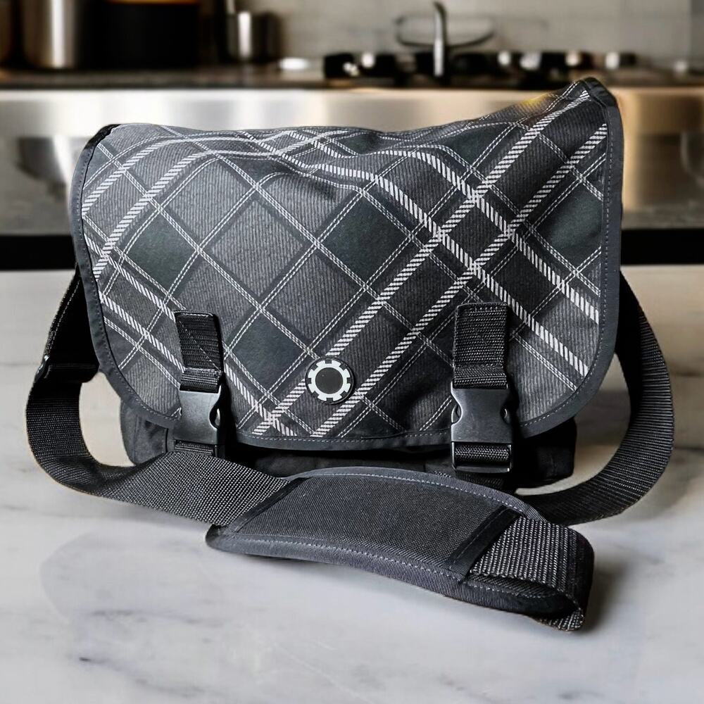 DADGEAR Courier Diaper Bag Messenger Crossbody Bag Black